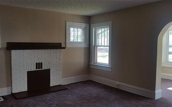 4th image of 944 Delia Ave
