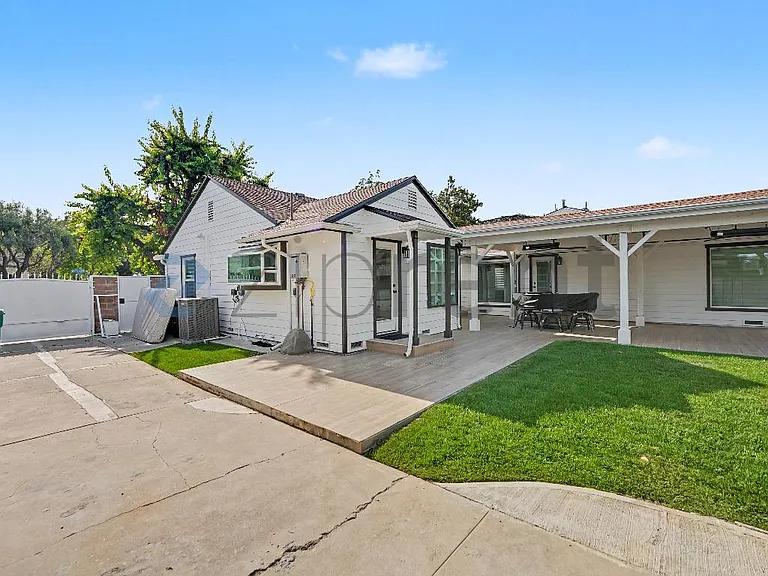 4390 Cerritos Ave — Photo 29