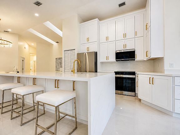 3rd image of 17277 Hampton Boulevard