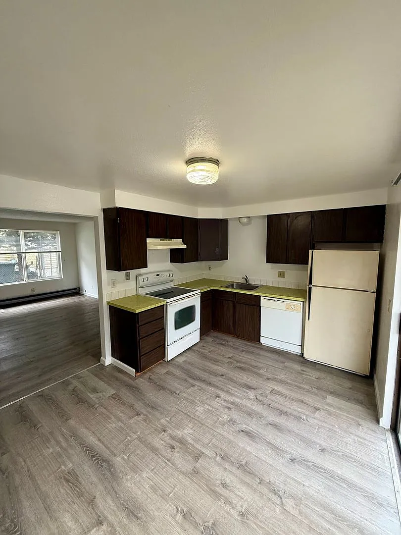 2211 Sumner — Photo 1