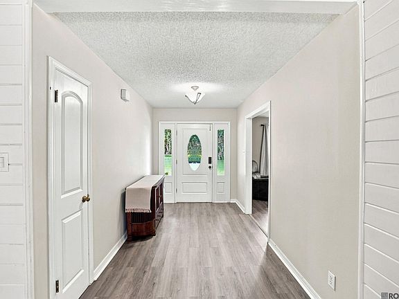 5th image of 12 Begonia Dr