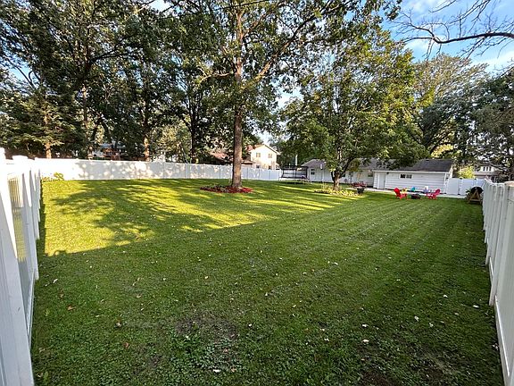 2nd image of 935 Woodland Cir