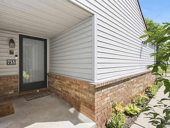 2nd image of 735 Claire Pointe Cir