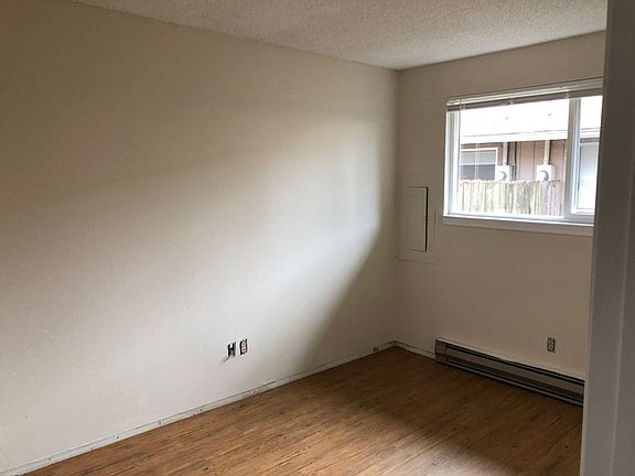 4th image of 2915 E 33rd St