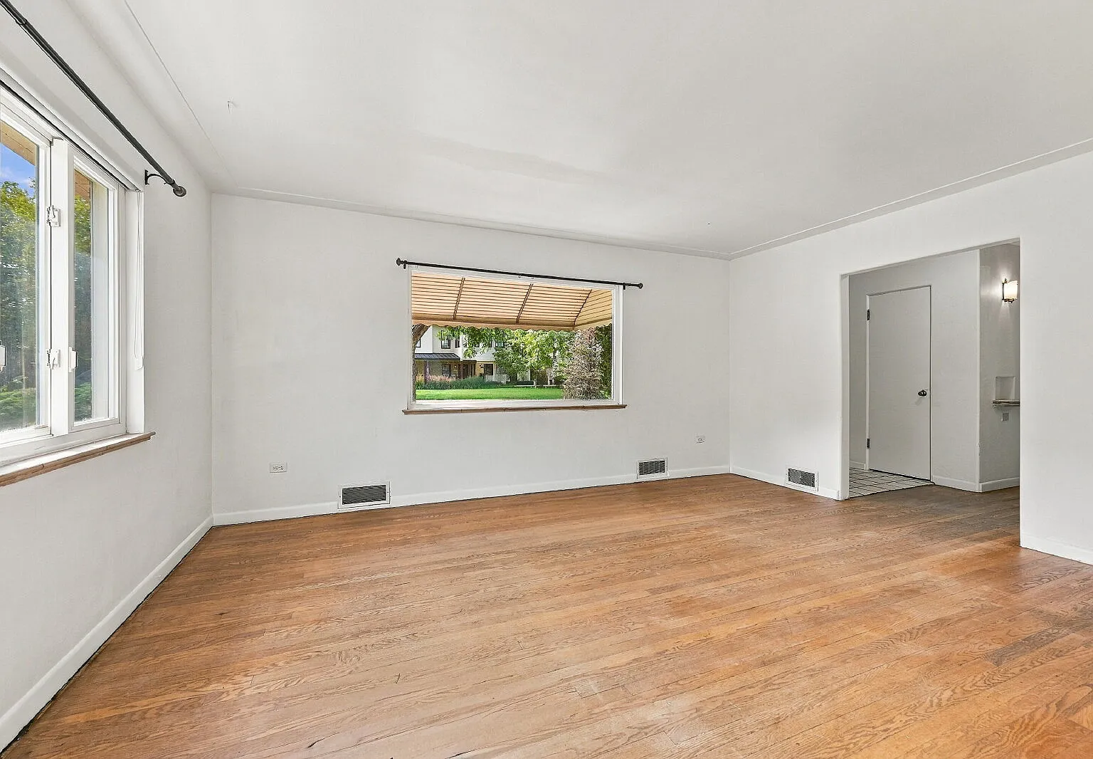 2 bed, 1.0 bath, 976 sqft, $2,355 — Photo 3