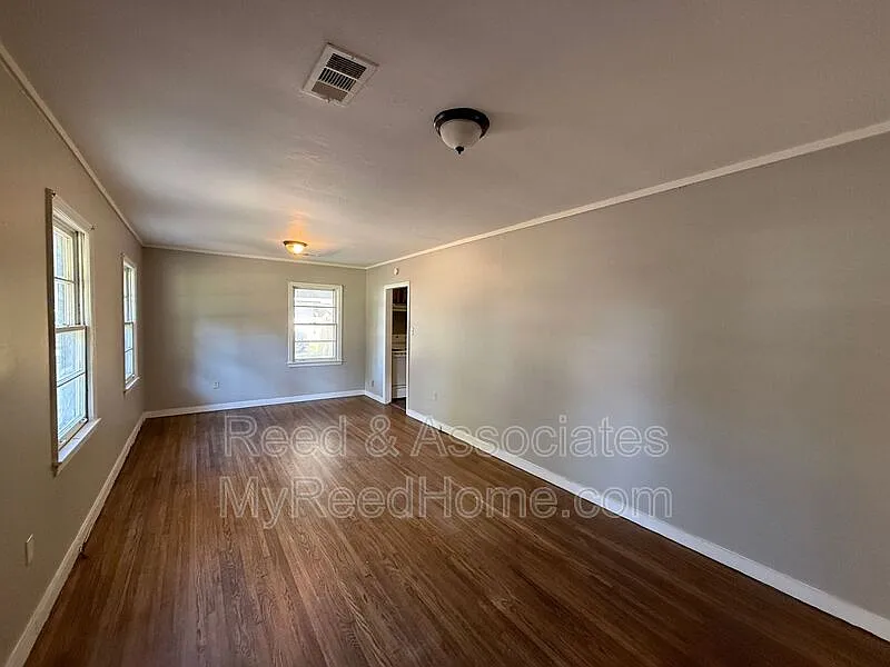 3 bed, 1.0 bath, 1068 sqft, $1,200 — Photo 4