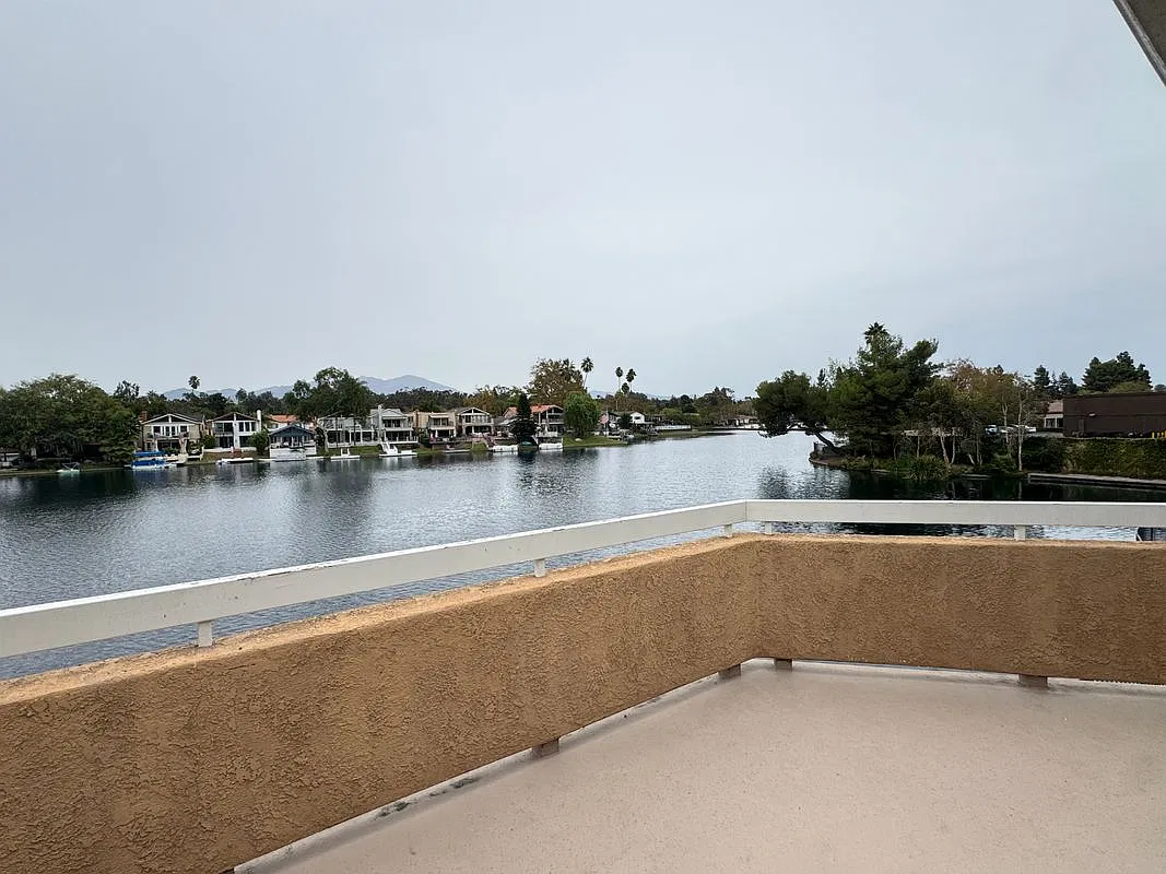 2 bed, 2.0 bath, 1211 sqft, $3,750 — Photo 2
