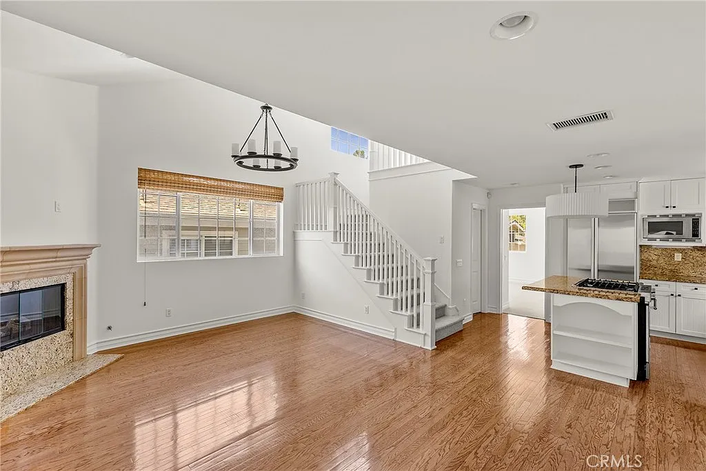 2 bed, 2.5 bath, 1298 sqft, $6,995 — Photo 3