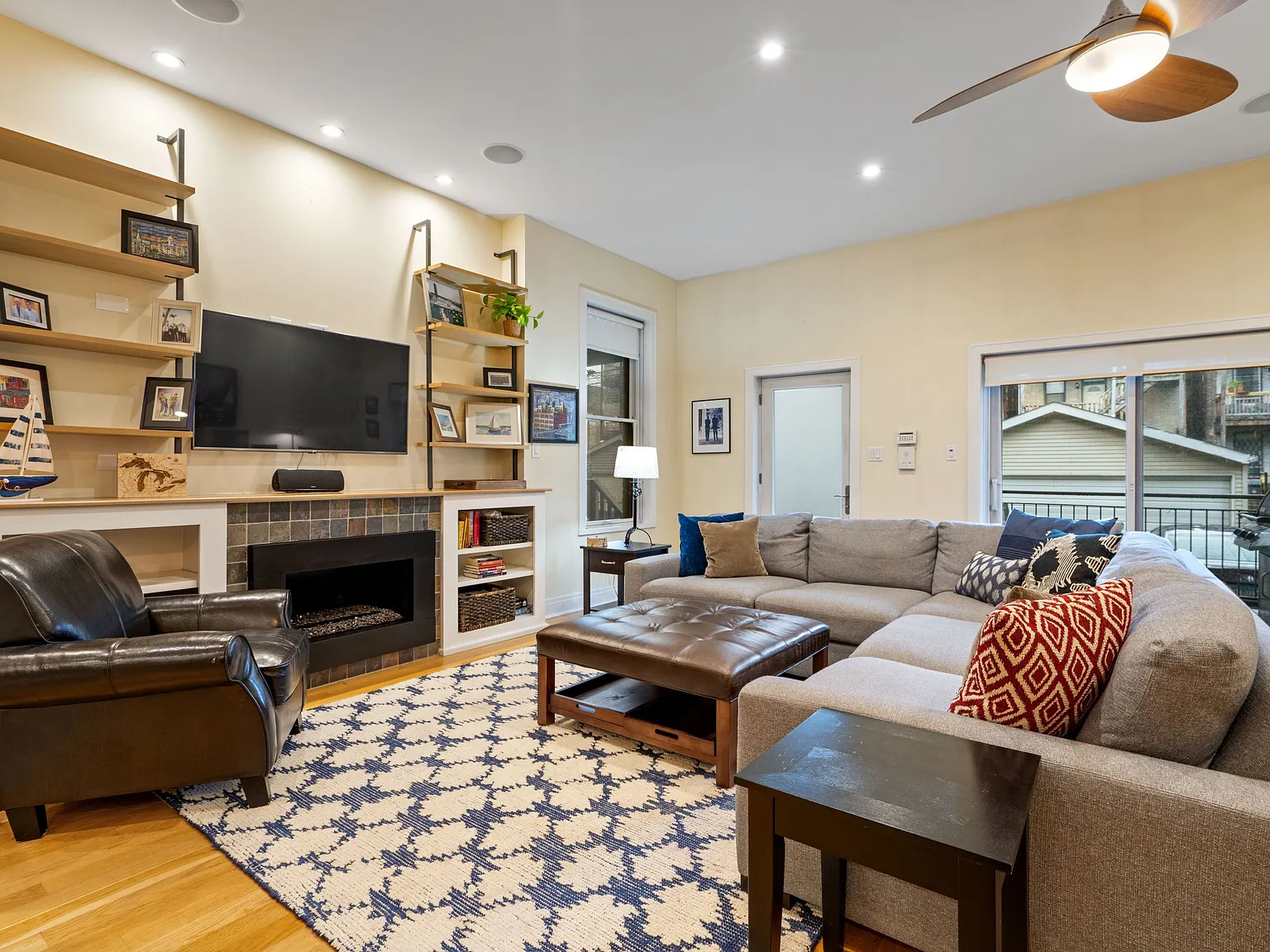 2 bed, 2.5 bath, 1200 sqft, $3,650 — Photo 2