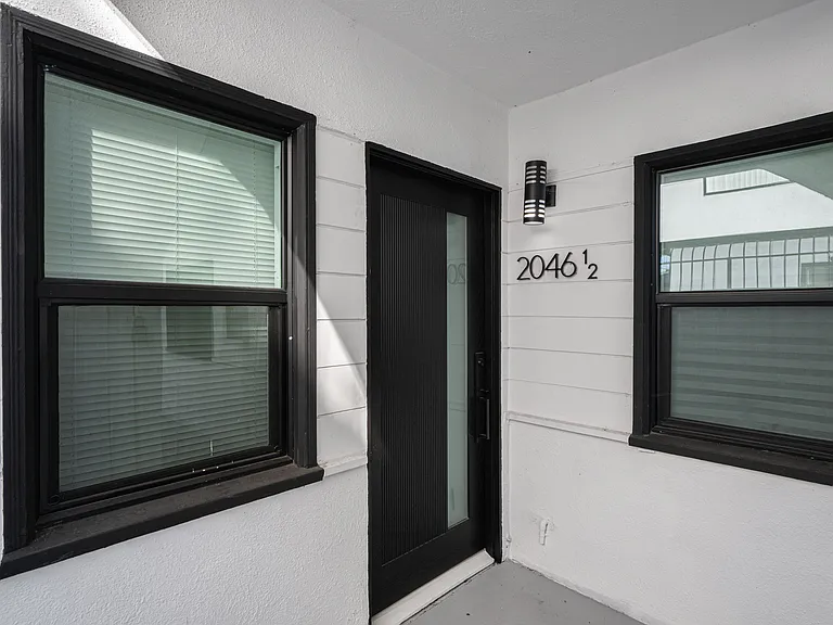 2046 S Burnside Ave — Photo 7