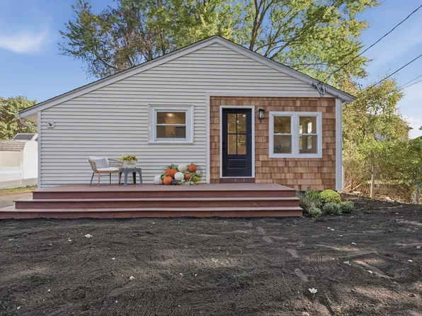19 1/2 Lillian St, Woburn, MA 01801