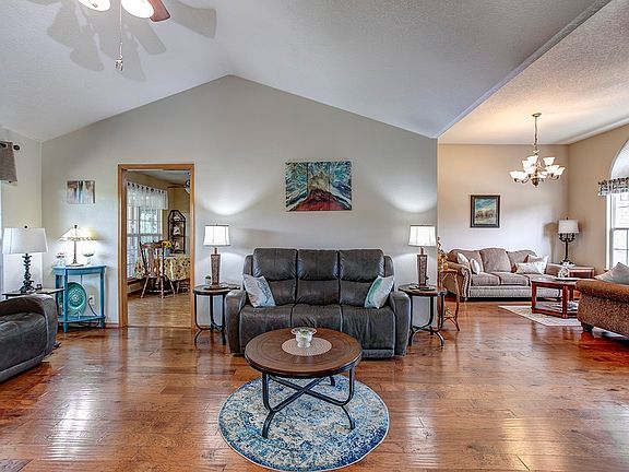 5th image of 124 Granshire Dr