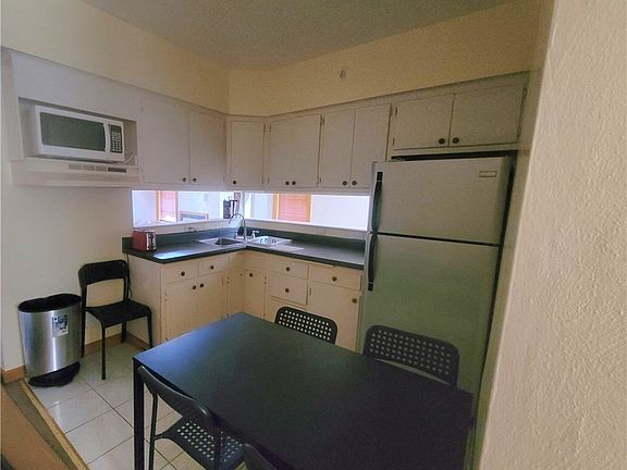 5th image of 404 E Beau St