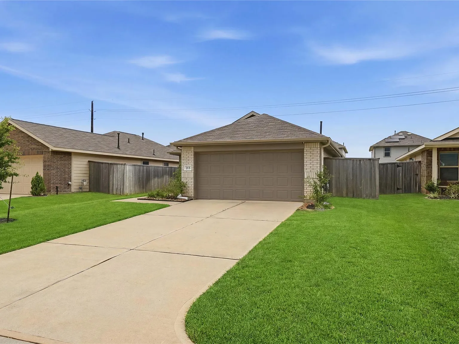 3 bed, 2.0 bath, 1421 sqft, $2,000 — Photo 2