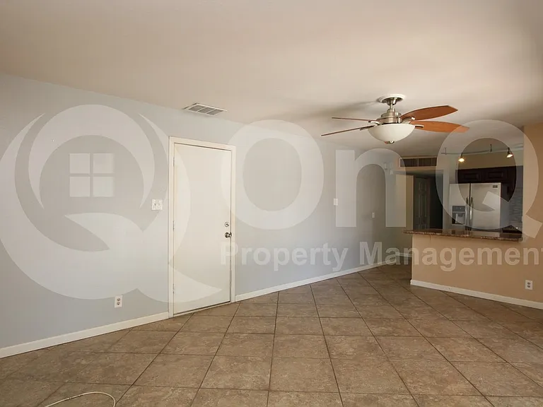 425 E Continental Dr — Photo 5