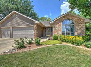 715 Country Manor Dr, Decatur, IL 62521