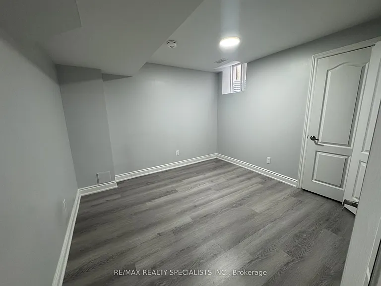 33 Bluffwood Cres — Photo 13