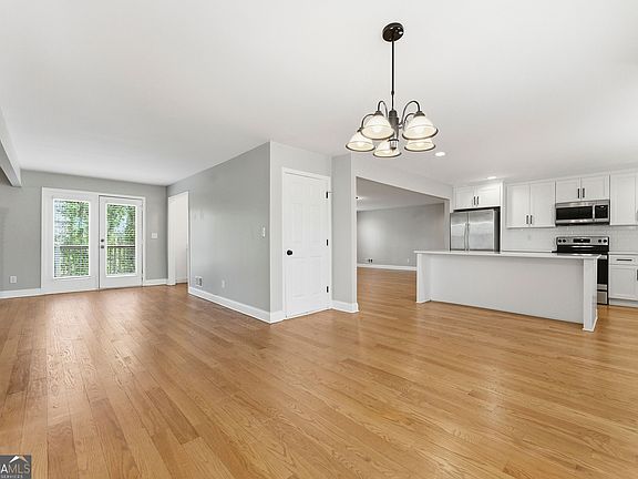 5th image of 247 Millbrook Farm Rd