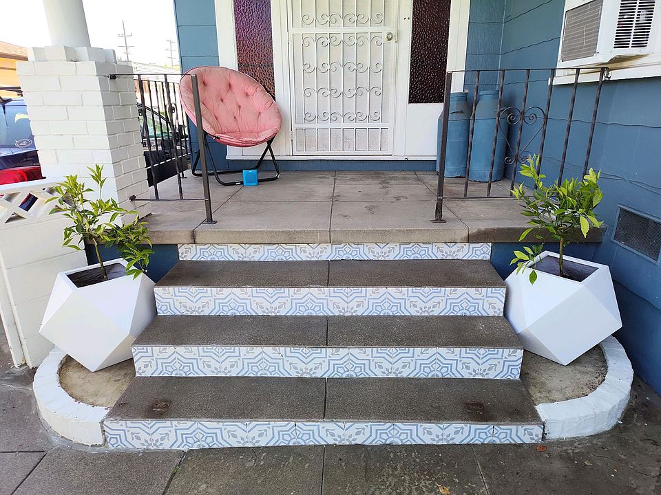 Front entrance to dining room