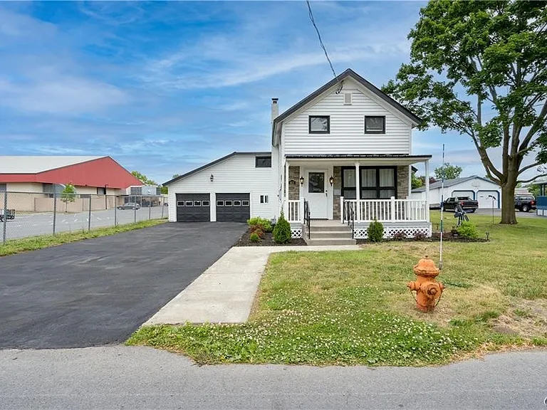 822 Lawrence St — Photo 1