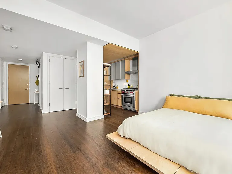 211 E 13th St #1D — Photo 2