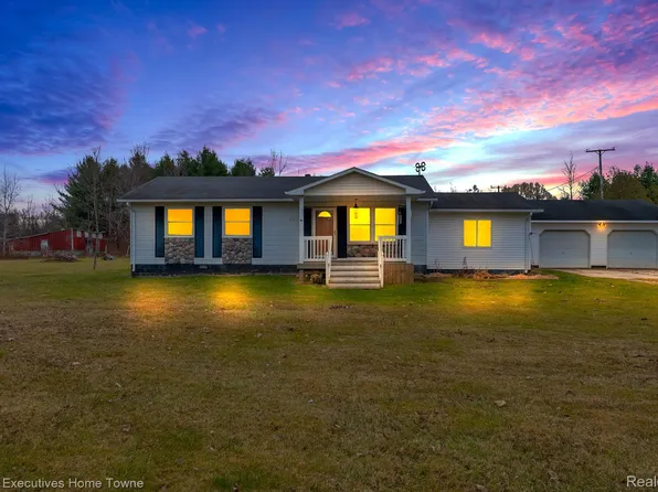 4151 Manning Dr, Fort Gratiot, MI 48059