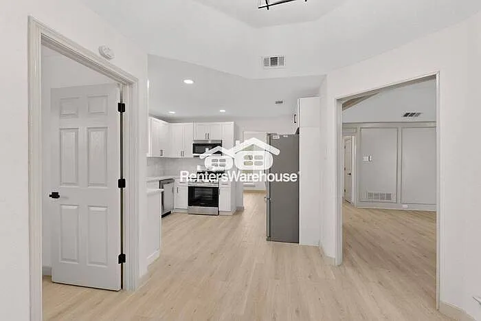 710 Worcester Ln — Photo 17
