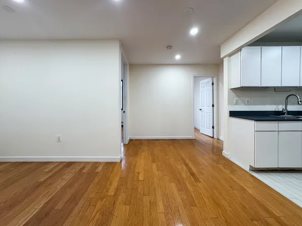 924 Metropolitan Avenue image 10 of 36