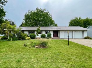 211 Eastern Ave S, Comfrey, MN 56019