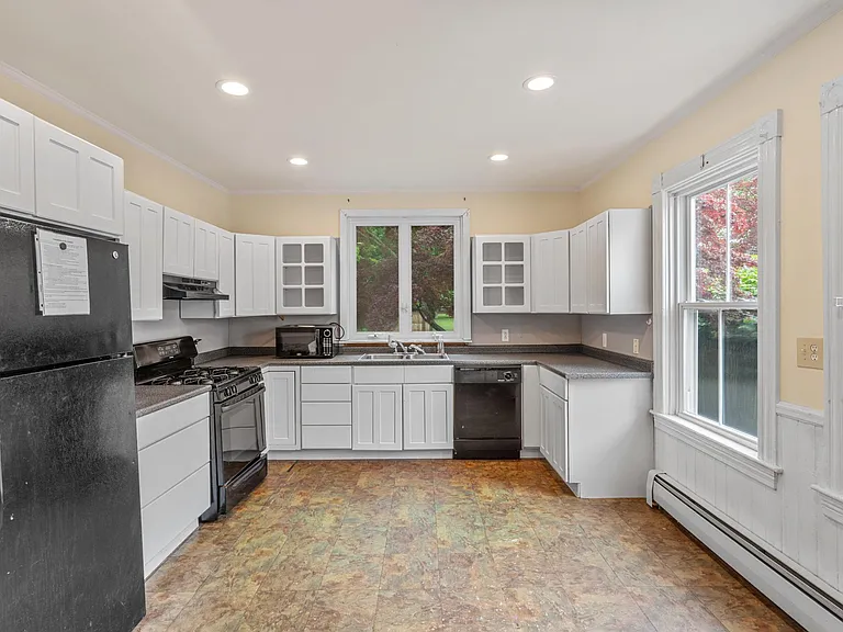 10 Lincoln Ave — Photo 24