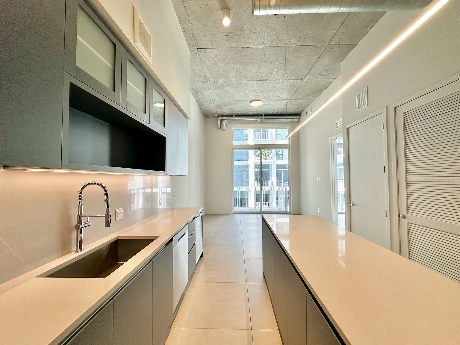 1 bed, 751 sqft, $2,946 — Photo 3