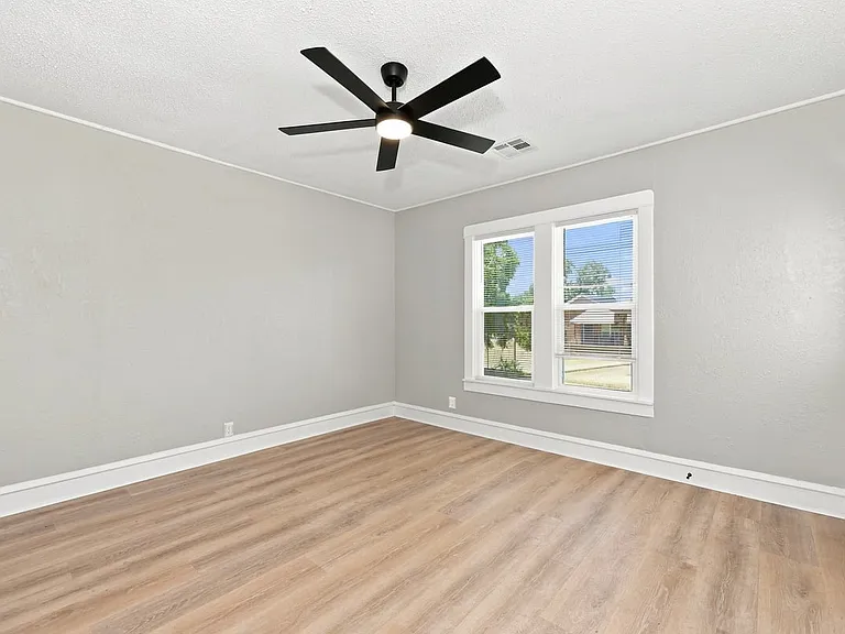 1548 McKenzie Ave — Photo 7