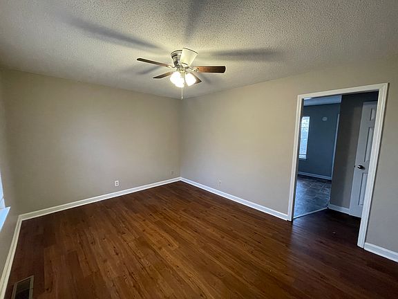 4th image of 910 Van Buren Ave