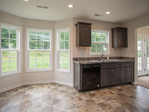 5th image of 171 Stratford Pl