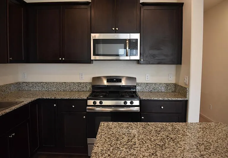 686 Phelps Dr — Photo 12