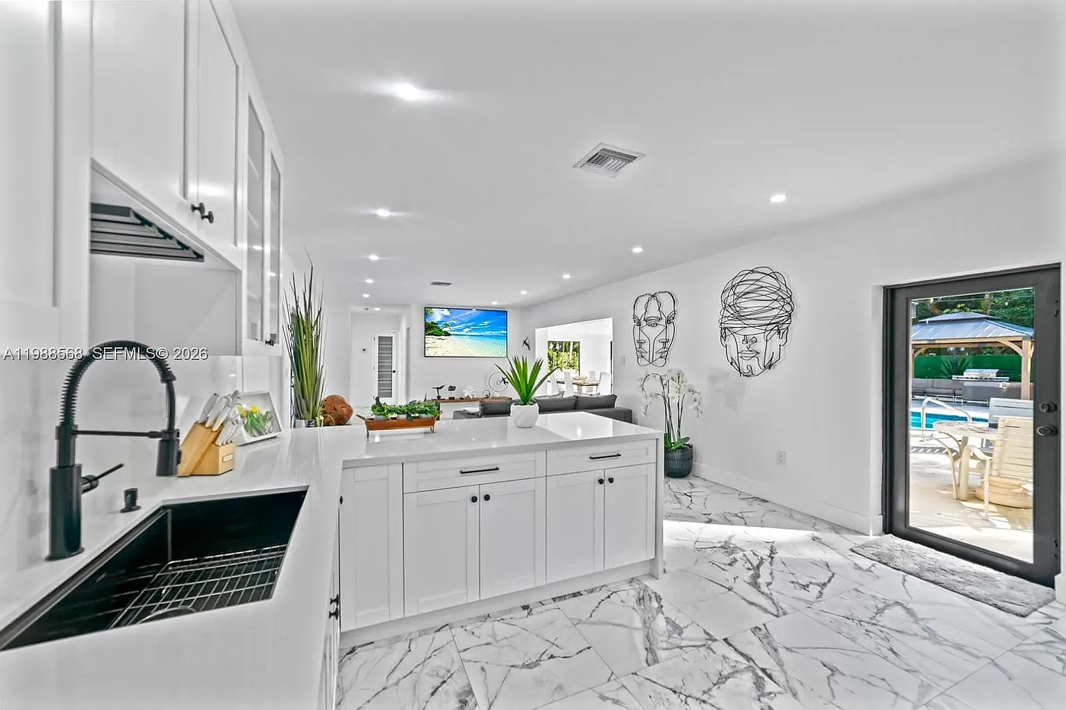 4 bed, 2108 sqft, $10,000 — Photo 2