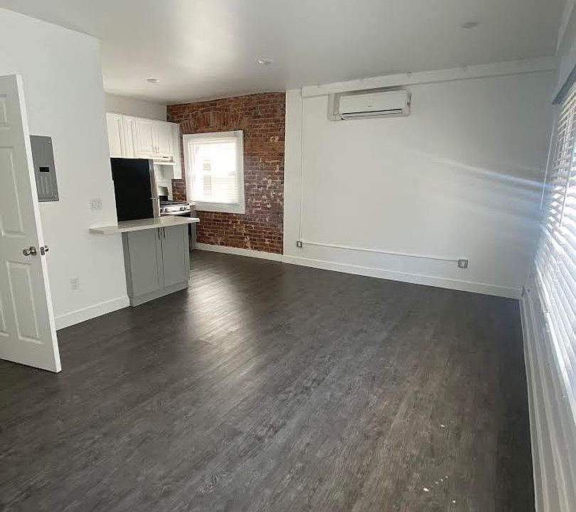 2nd image of 1318 W Maryland St #310