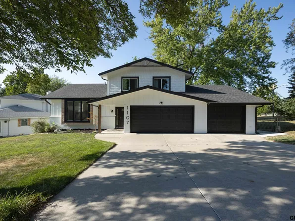 1107 Somerset Dr, Bellevue, NE 68005