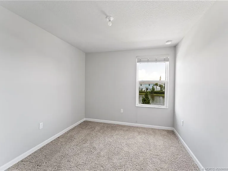 325 SE Halifax Ln — Photo 15
