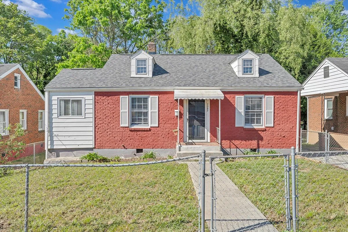 1060 Hunt Ave NW — Photo 1