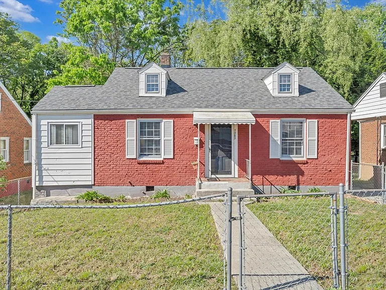 1060 Hunt Ave NW — Photo 1