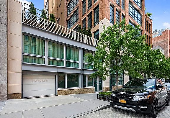 2nd image of 7 Hubert St #Townhouse