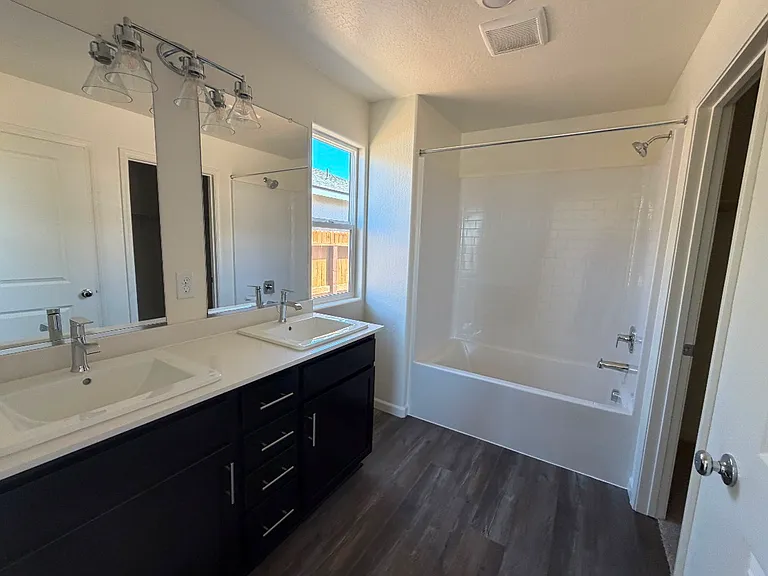 2437 W Newton Ave — Photo 8