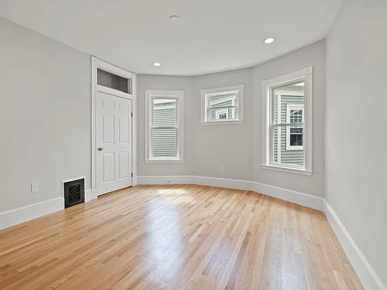 16 Leslie St #2 — Photo 9