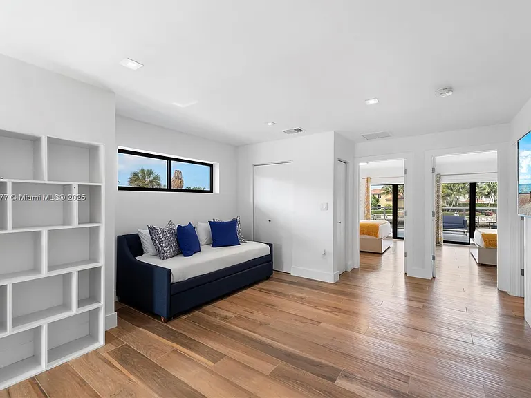 1025 Diplomat Pkwy — Photo 26