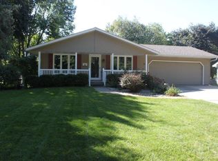 521 6th St SE, Sioux Center, IA 51250