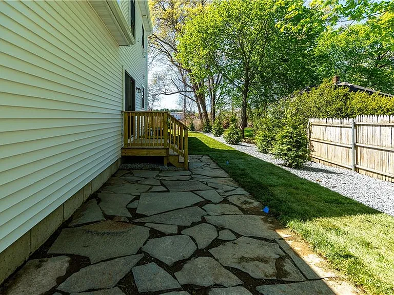 81 Cadora Ave — Photo 28