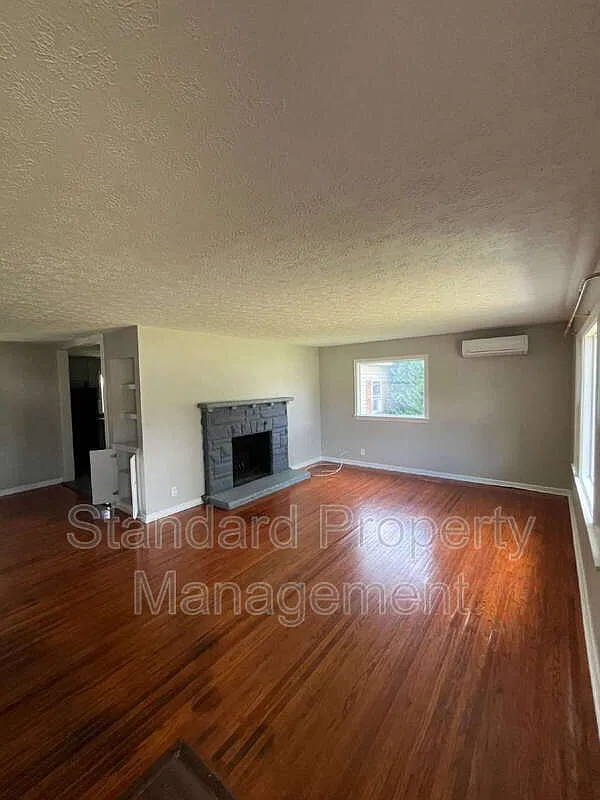 3 bed, 1.0 bath, 1556 sqft, $2,600 — Photo 2