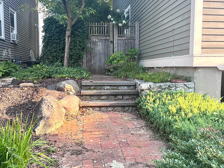 208 University Ave — Photo 28