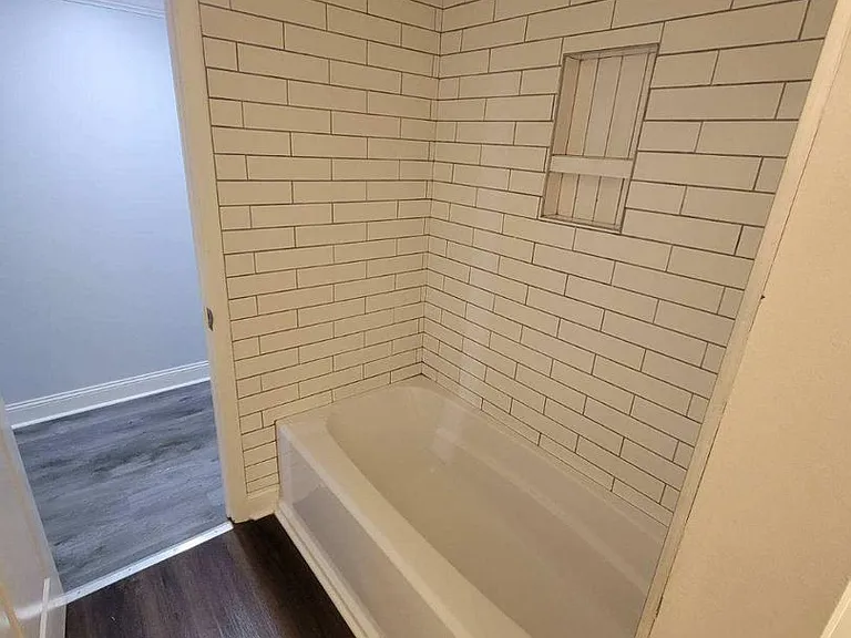 902 E Unaka Ave — Photo 4